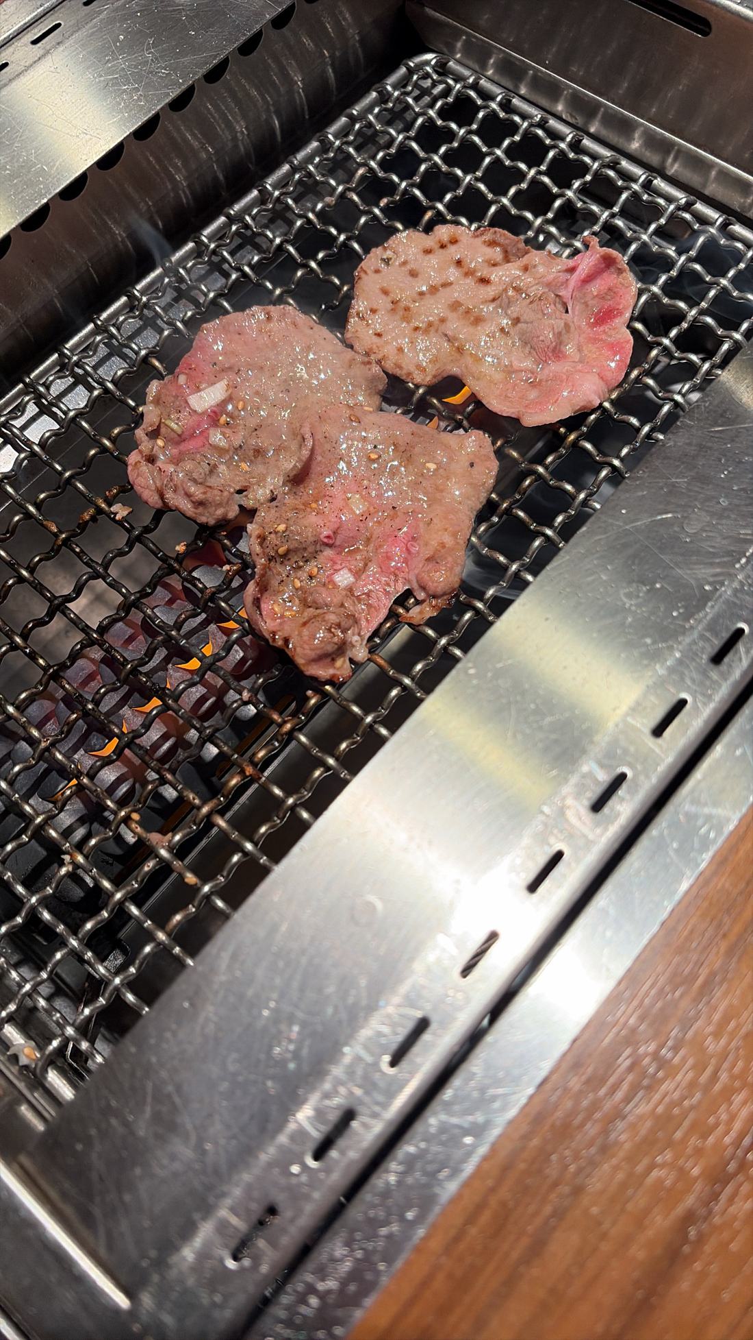 網の上で焼かれているタン